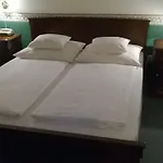 Nr 100 Panzio Szolgaltatasok 3* Szentendre