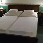 Nr 100 Panzio Szolgaltatasok 3* Szentendre