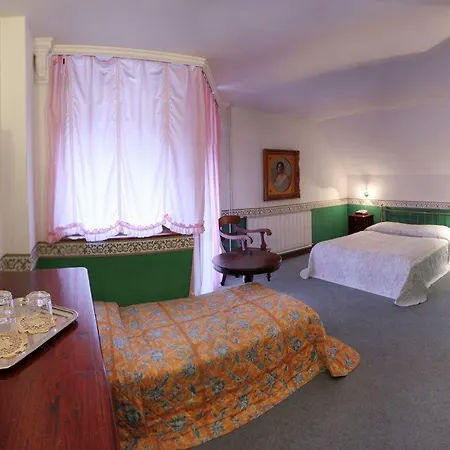 Nr 100 Panzio Szolgaltatasok 3* センテンドレ