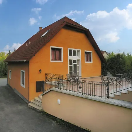 Nr 100 Panzio Szolgaltatasok ホテル センテンドレ