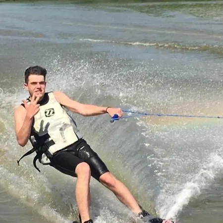 Nr 100 Panzio Szolgaltatasok 3*