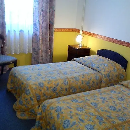 Nr 100 Panzio Szolgaltatasok 酒店