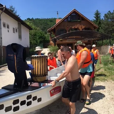 Nr 100 Panzio Szolgaltatasok ホテル センテンドレ