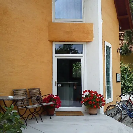 Nr 100 Panzio Szolgaltatasok 3* Szentendre